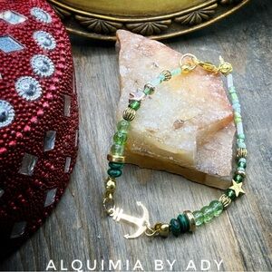 Alquimia Gold and Green Beaded Anchor Bracelet